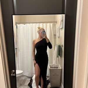 Elegant Black One-Shoulder Maxi Dress